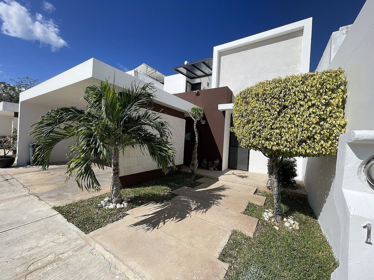 CASA EN VENTA CON PANELES SOLARES EN PRIVADA CLOVERLEAF, CHOLUL.